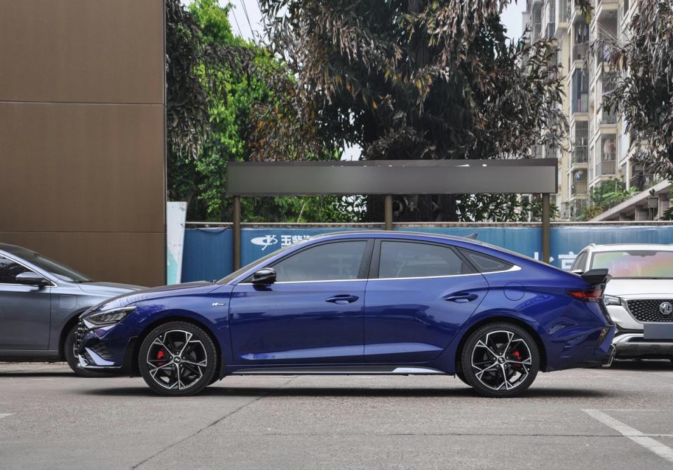 合资运动轿车,配真4出排气,15万能买顶配,解读现代菲斯塔