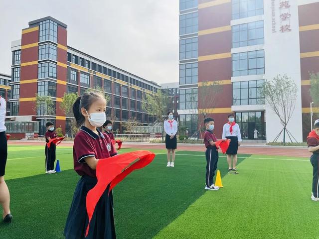 心系红领巾 星火代代传-郑东新区文苑学校新队员入队仪式特写