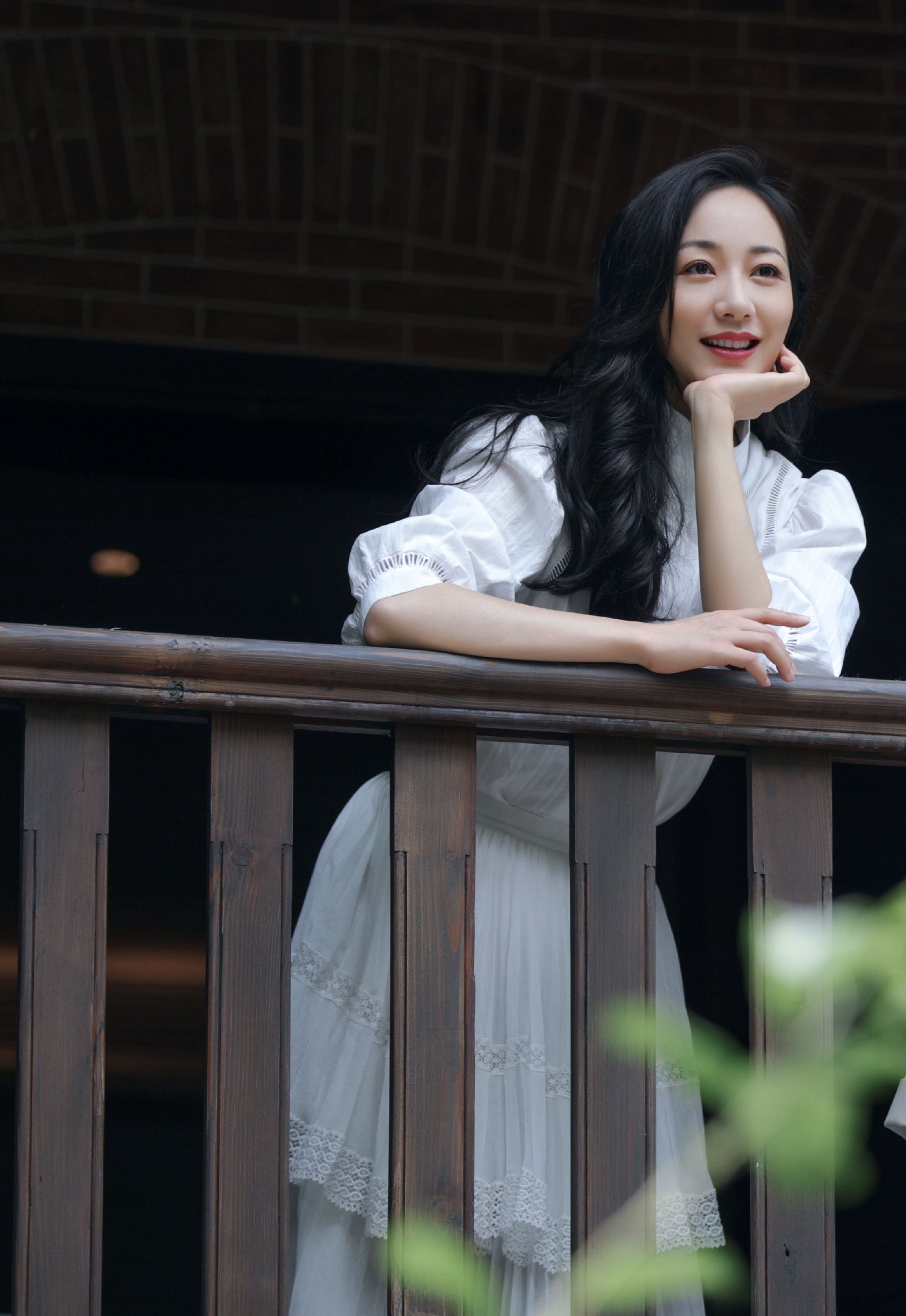 韩雪白色连衣裙站在楼上观山景写真