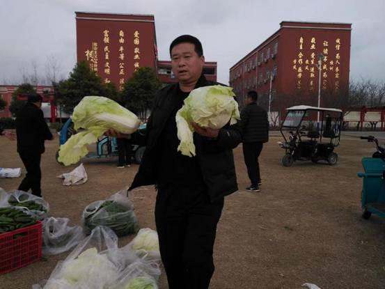 汝南县金铺初中:闭环封校送蔬菜,寒冬情暖教师心