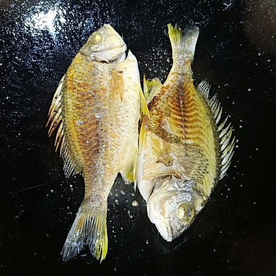 冬天关注骨骼健康你需要这道煎黄脚立鱼
