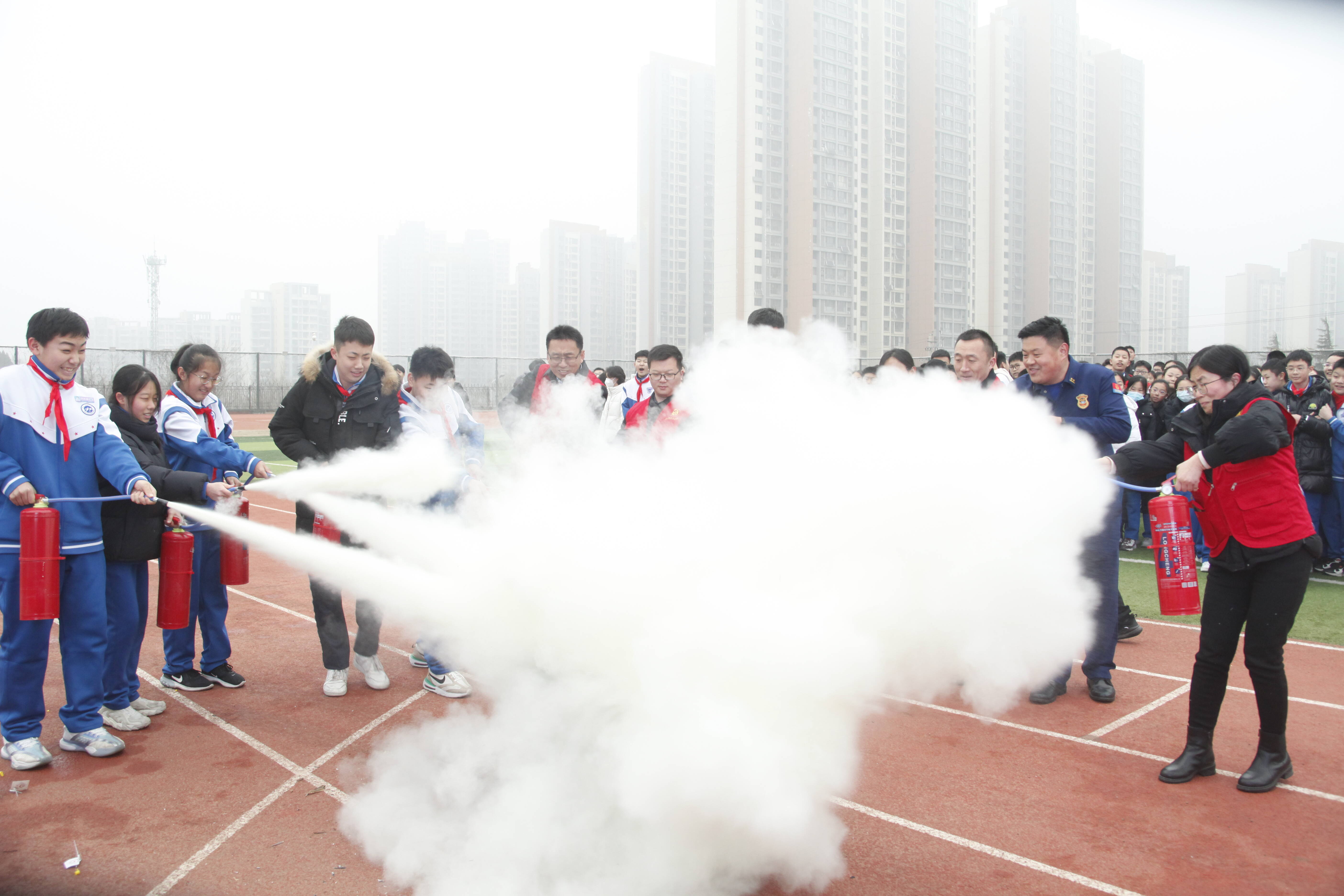 生命至上 你我同行消防安全志愿服务活动走进济南育秀中学