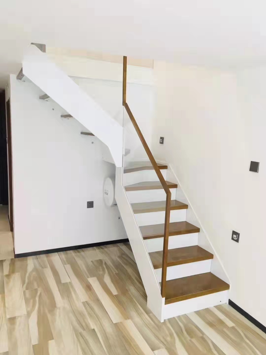 铁艺楼梯 酒店旋转钢木楼梯 镂空扶手楼梯厂家