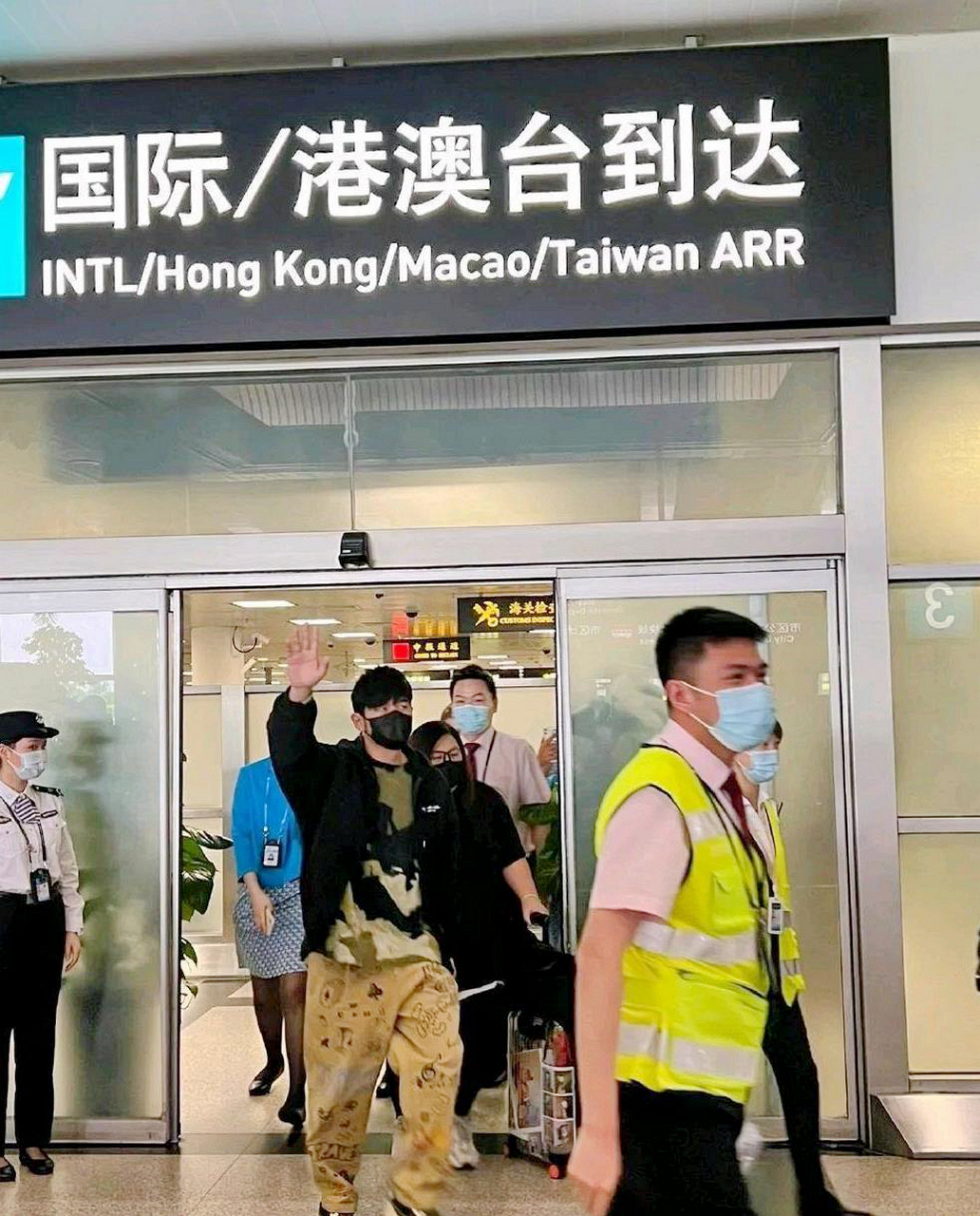 周杰伦亮现身厦门机场.这次她看起来非常漂亮和时尚.