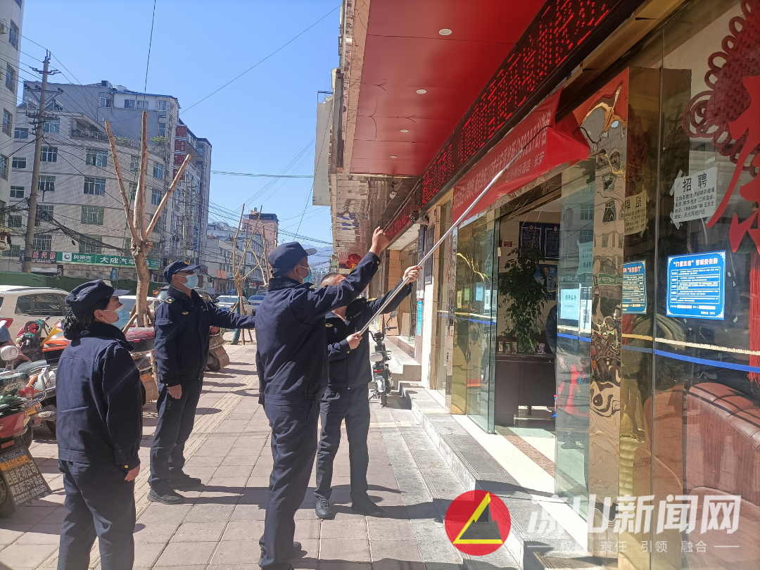 西昌市城管局开展城区横条幅整治行动