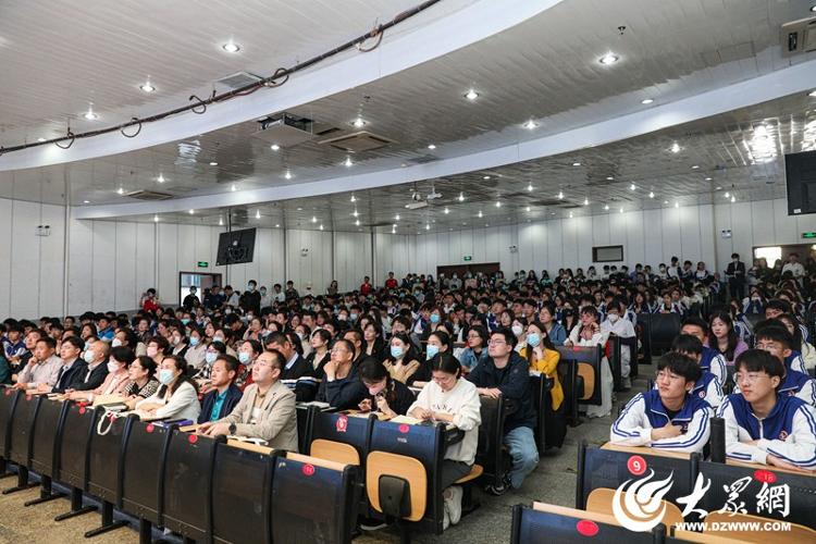 马伯庸亮相烟台高校 与烟台学子面对面