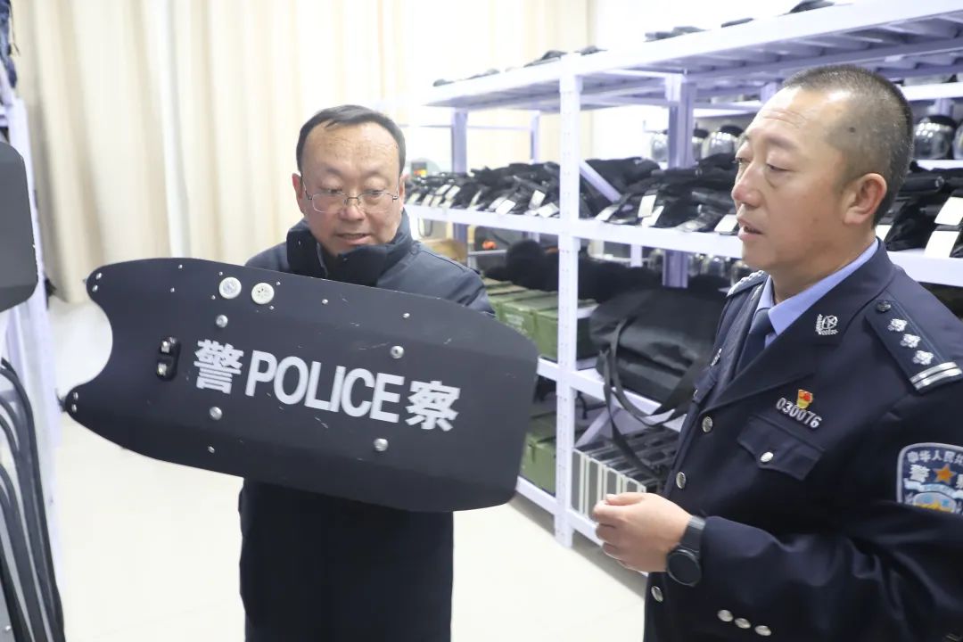 郝钢同志调研市局特警支队工作看望慰问应急备勤值守民辅警