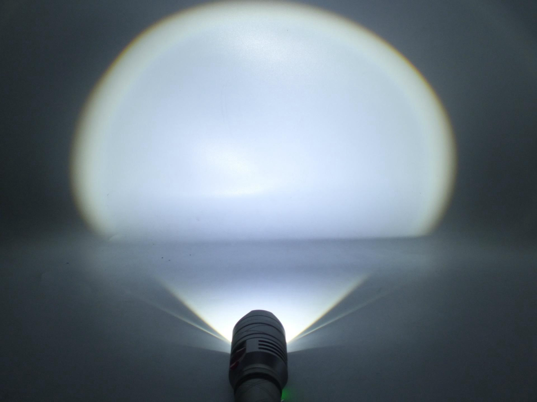 关闭手电筒的光源,光线会消失还是会继续传播?