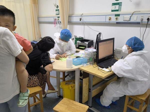 假期现看病小高峰,医生忙完才午休