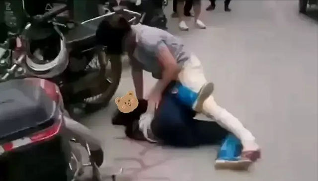 原配被小三传染性病,一气之下,手伸裆部拔毛要让小三品尝