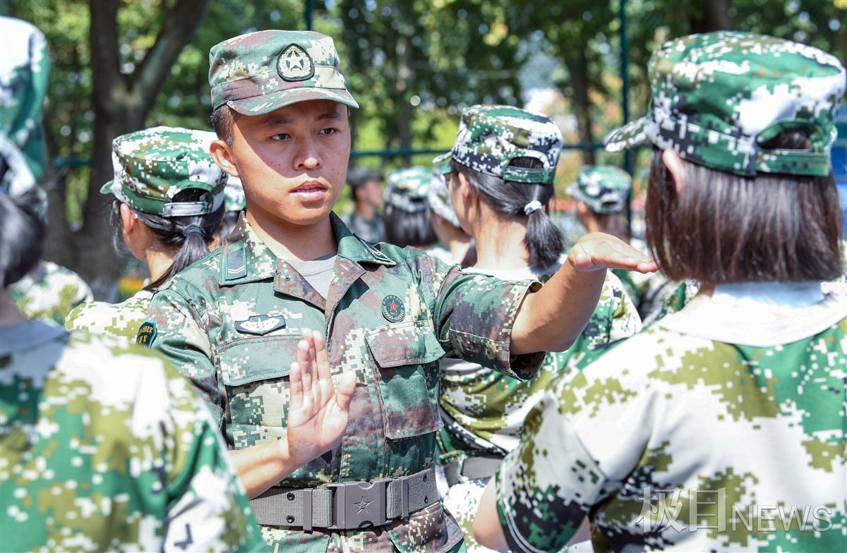 秦宇帆纠正新生的错误动作