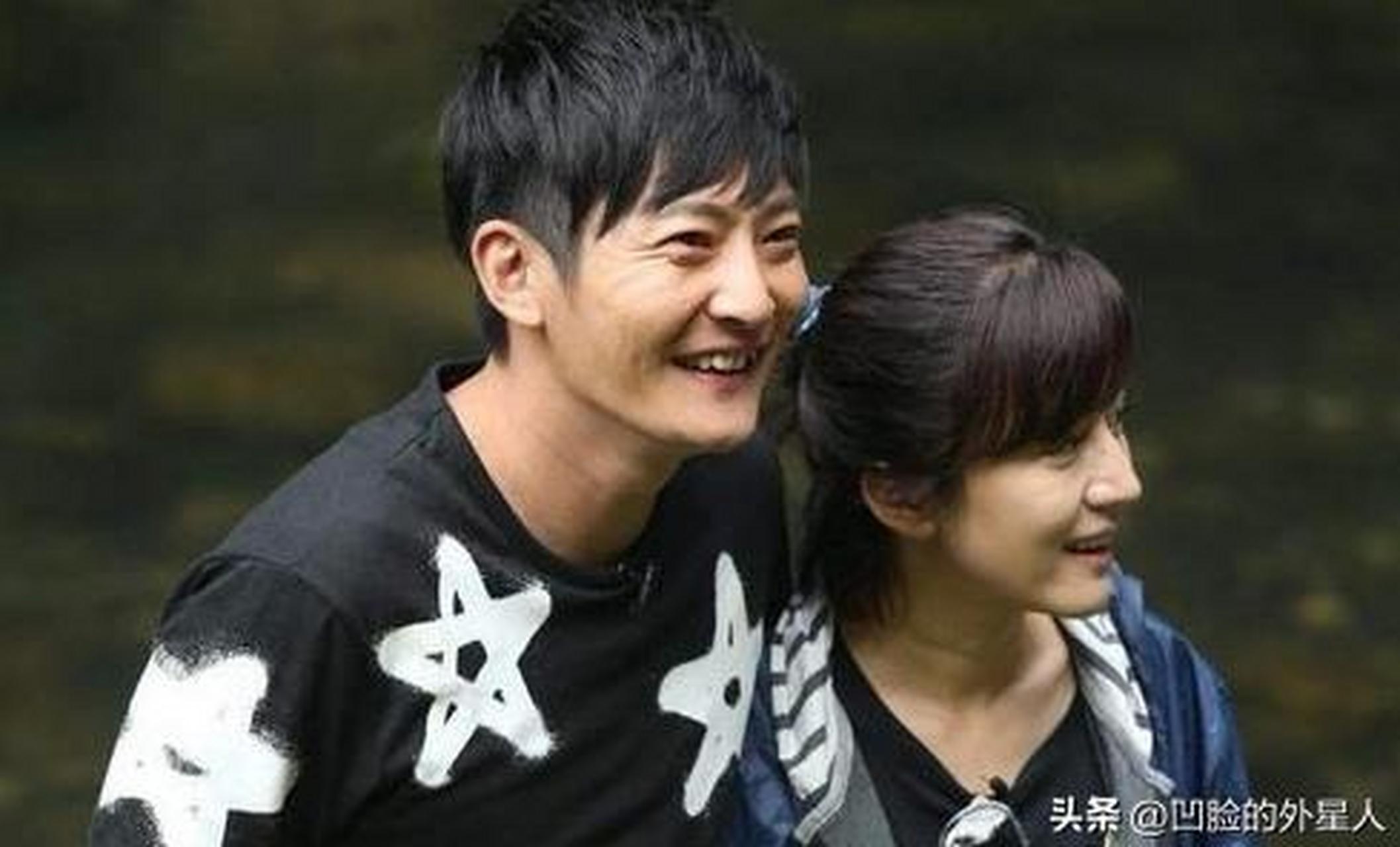 陆毅娶了鲍蕾,郭京飞娶了鲍莉,两人一起去丈母娘家,丈母娘却对郭京飞