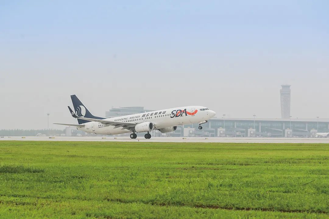 胶东机场飞机图片