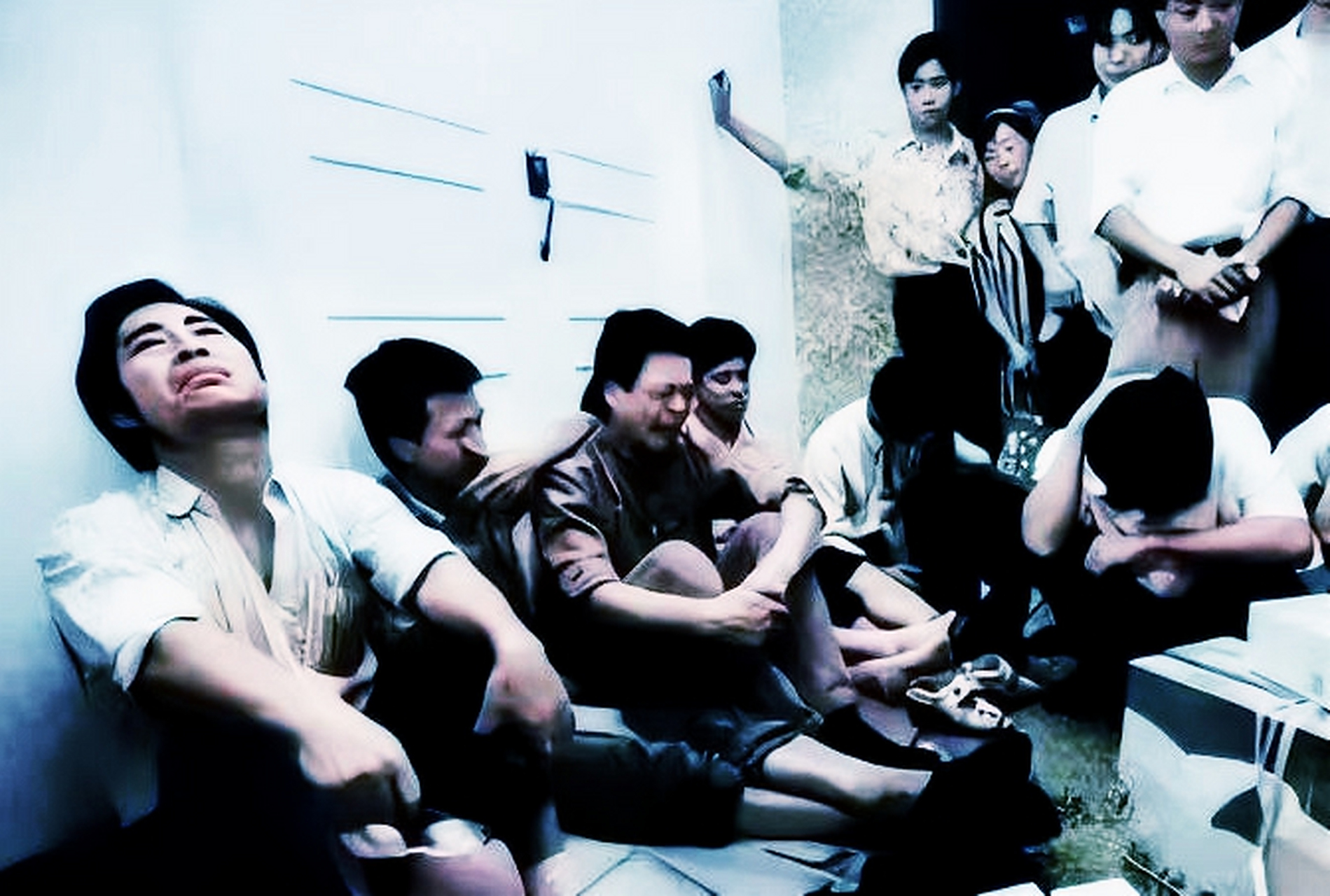 1999年国企裁员潮中,东北某机械厂下岗工人坐在厂门口长期签订自愿