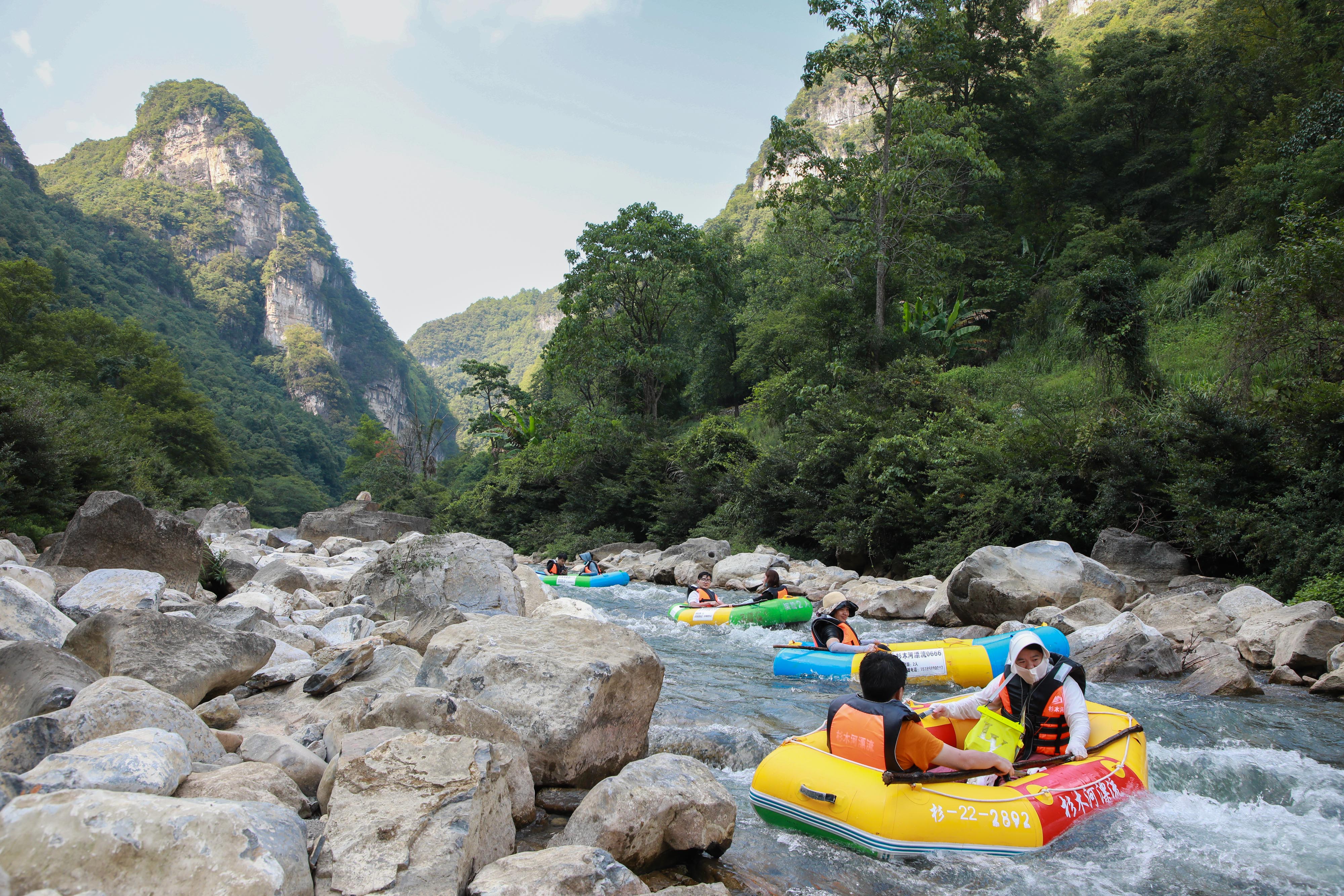 贵州施秉:避暑漂流正当时