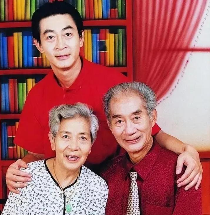 1981年章金莱入选《西游记》剧组,临走时,父亲特意送他两件礼物