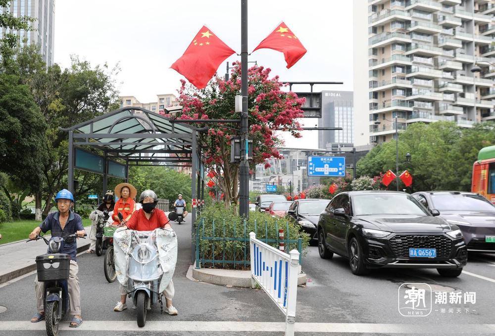 国庆临近 杭州满城"中国红"
