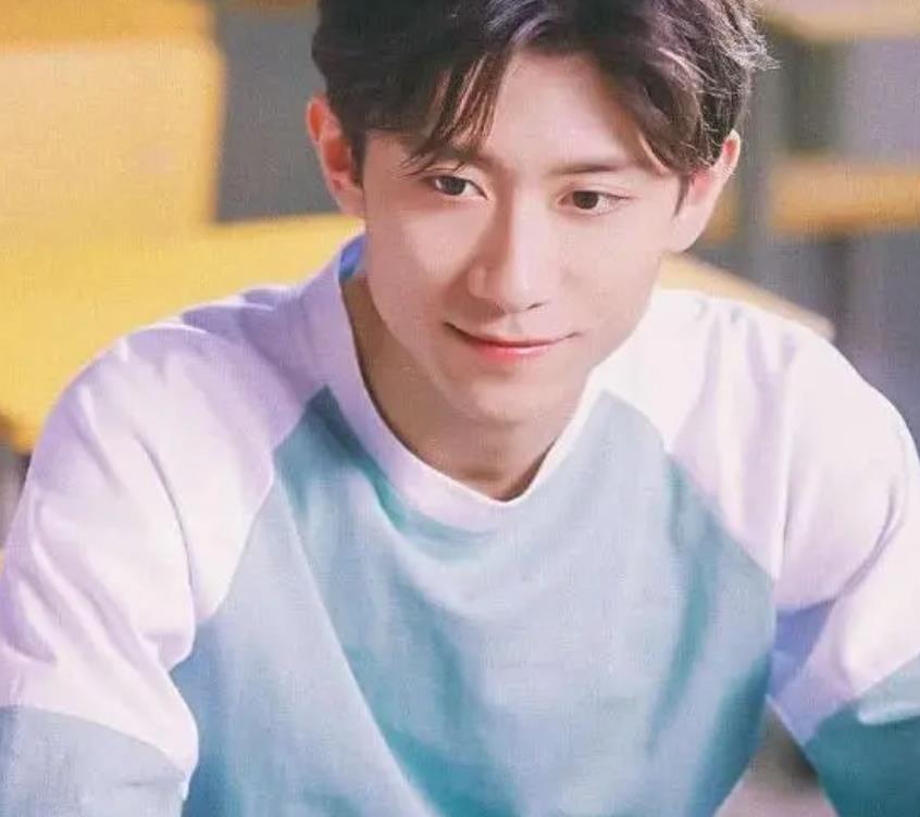 张一山参加多年老友婚礼,戴眼镜出席难掩帅气,现场发言略显紧张