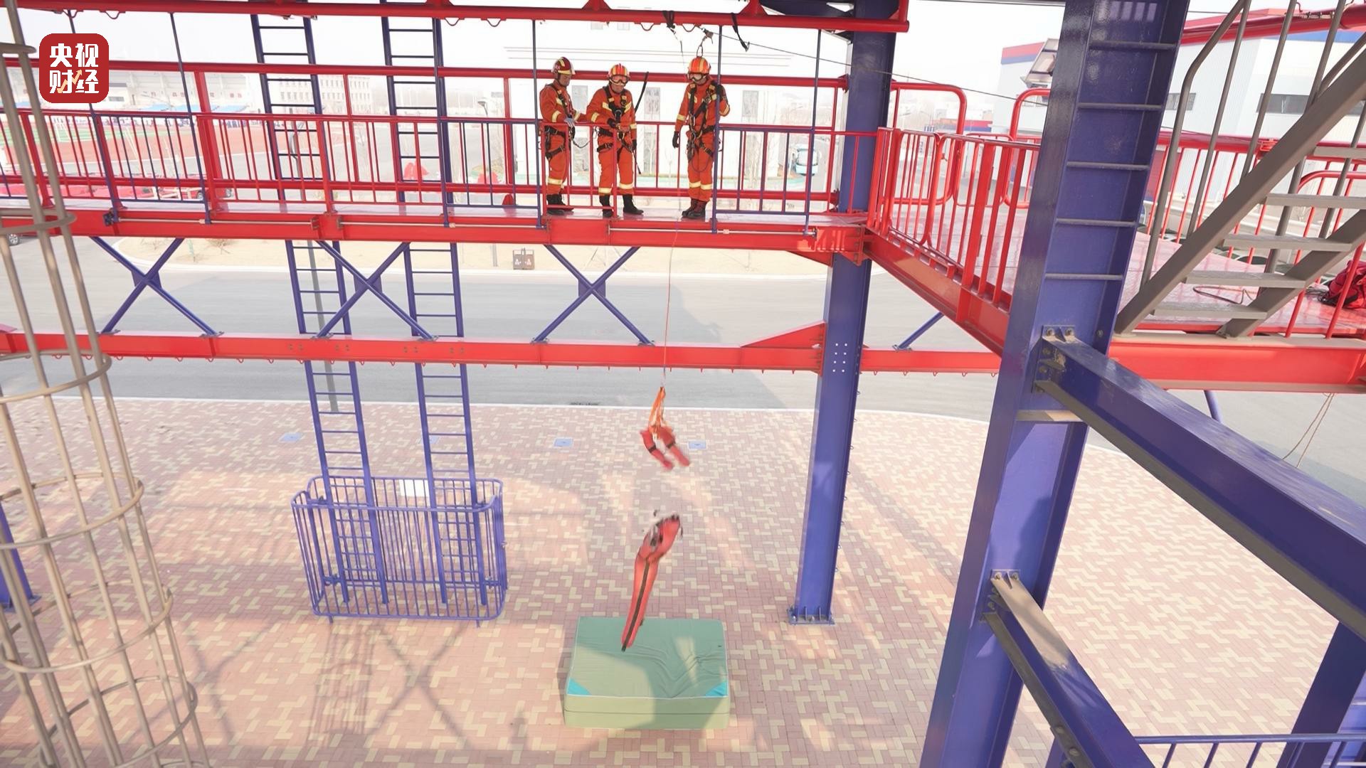 3·15晚会曝光丨"步步惊心"网红桥频现安全事故!"三点式安全带"不安全