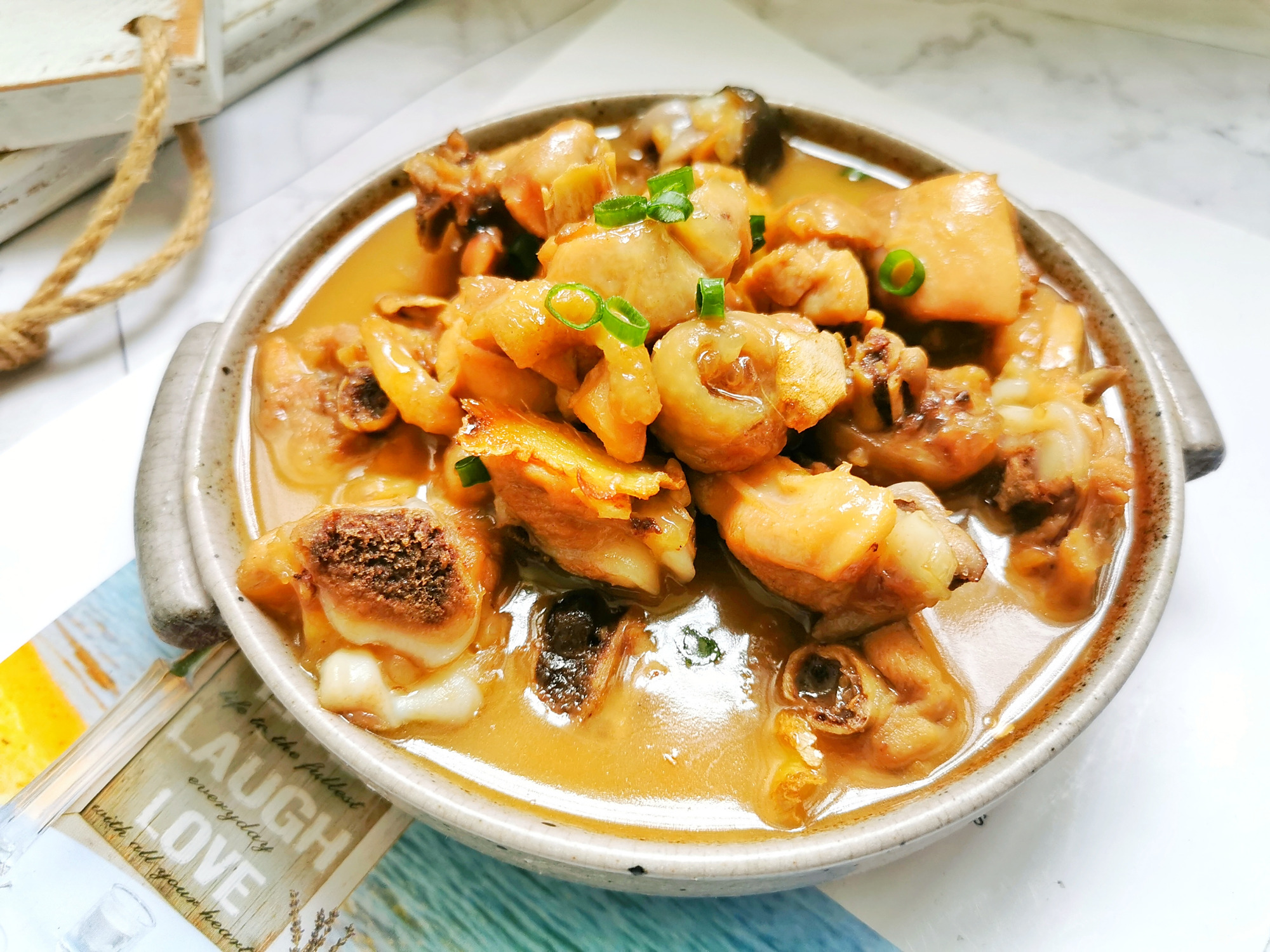 台湾女人坐月子吃的麻油鸡,用米酒代替清水,滋补暖身,连汤喝完