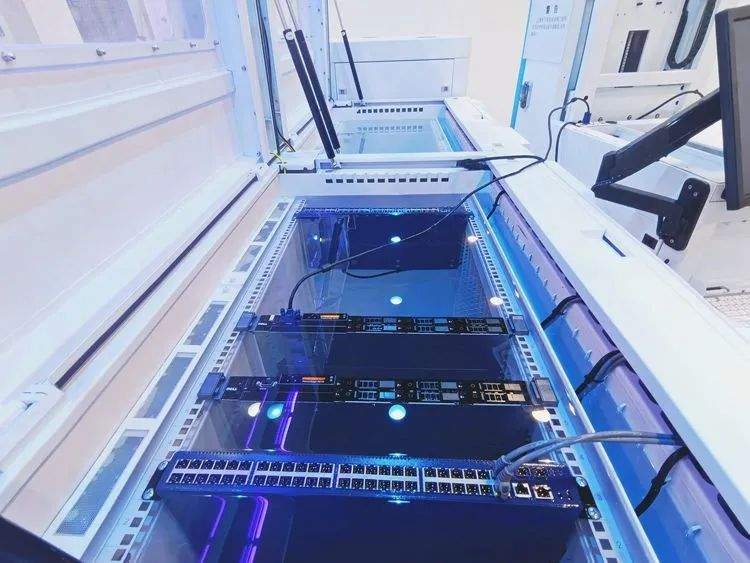 这里有上海首座全浸没式液冷技术机房,网宿科技上海嘉定云计算数据