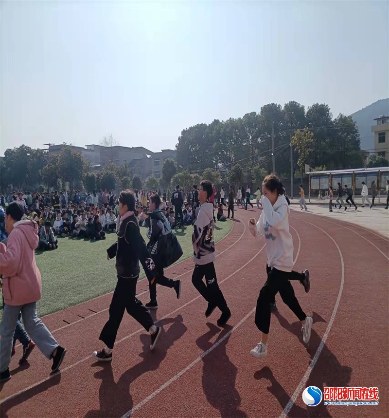 隆回县六都寨镇中学开展消防应急疏散演练活动
