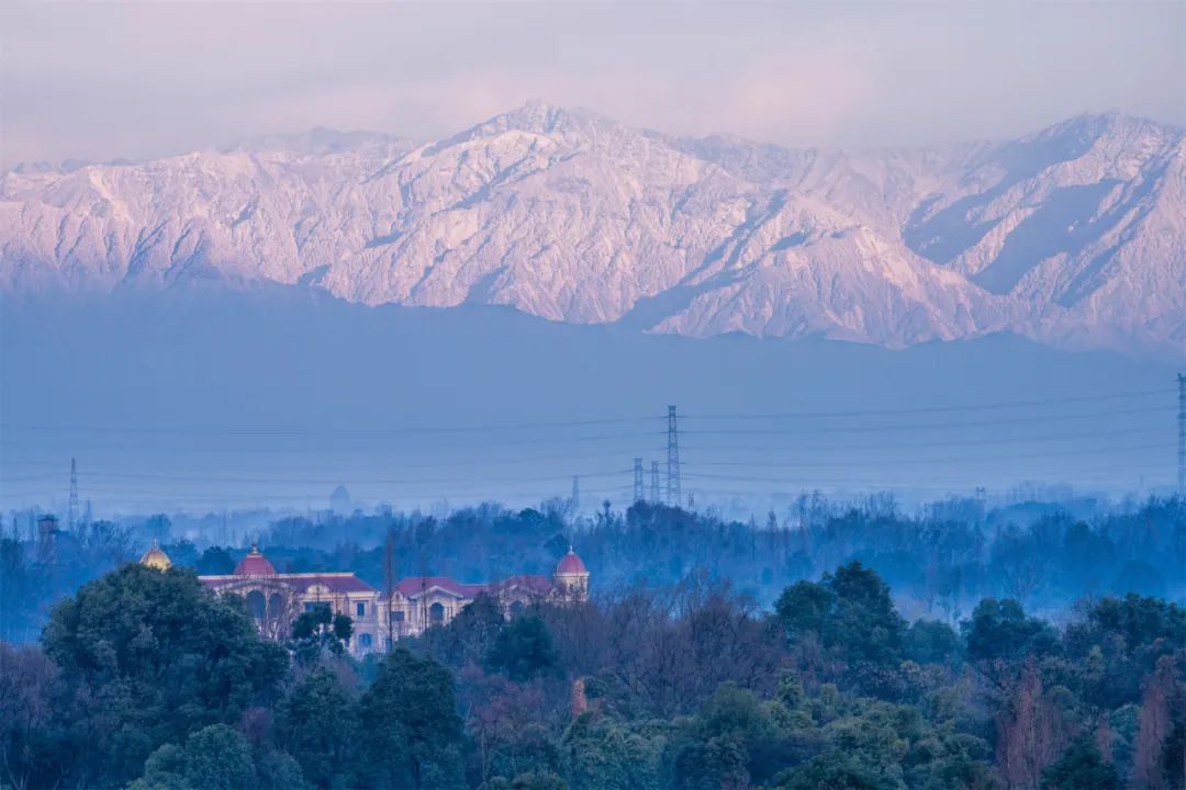 成都市区雪山图片