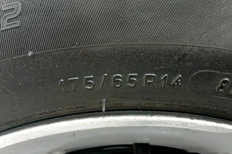 飞度原装轮胎尺寸是多少