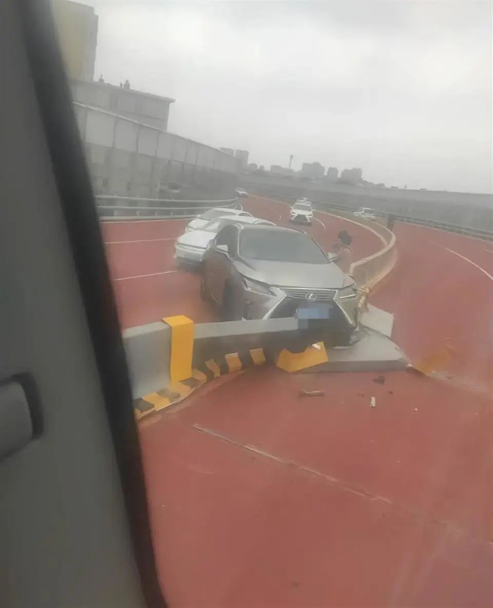 大连一道路通车首日现交通事故!当地回应"豆腐渣"工程质疑