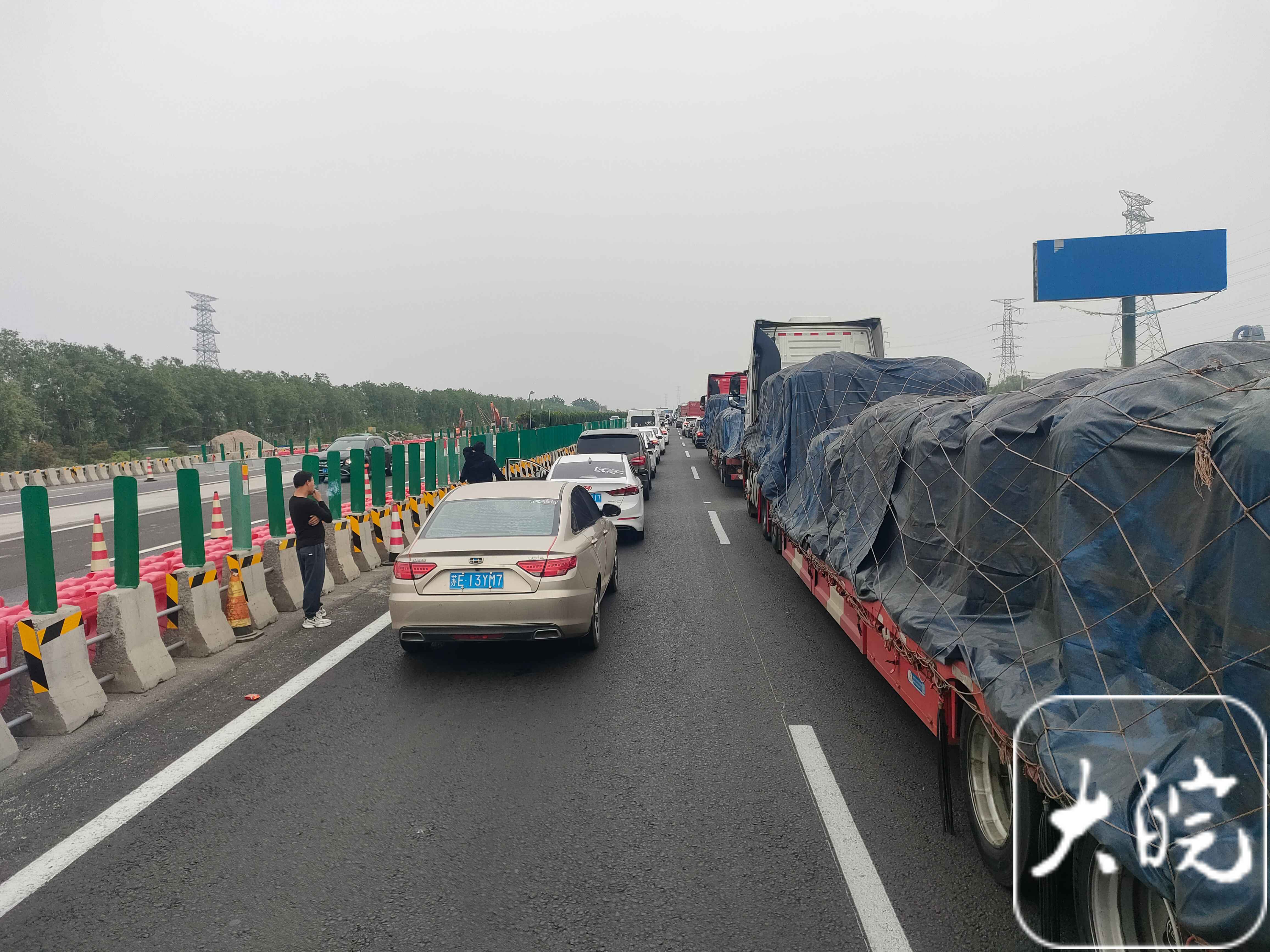 g36宁洛高速凤阳段出现交通拥堵