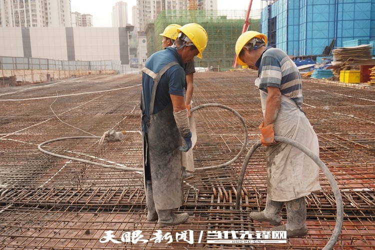 高標準嚴要求保安全生產——萬山區萬和星城城市綜合體項目建設有序