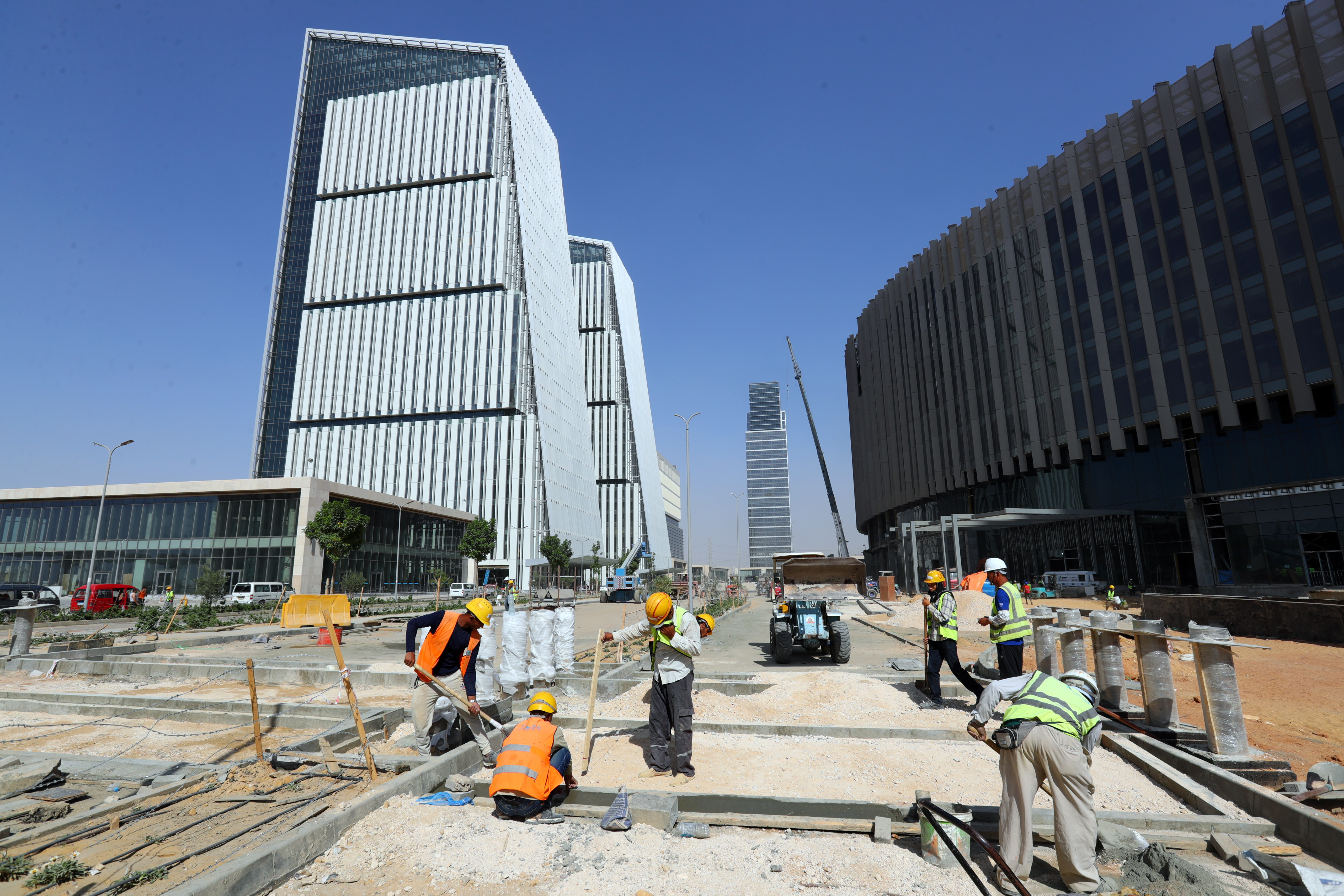 国际·一周看天下 高温下的埃及新行政首都建设者