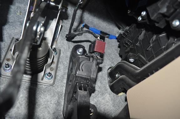 电子油门踏板安装方法