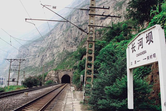 成昆铁路之长河坝火车站,被绝壁包围的隧道车站