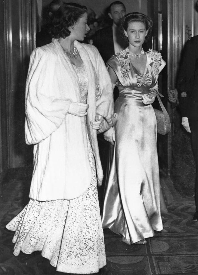 英国女王和亲妹:一个仁厚一个毒舌,相由心生,50年后容颜大变样