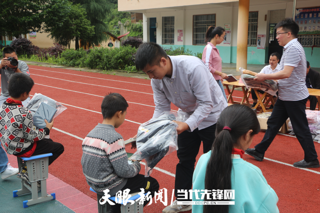 雷山县方祥小学开展关爱慰问活动暨黔东南州青鸟助学金发放仪式