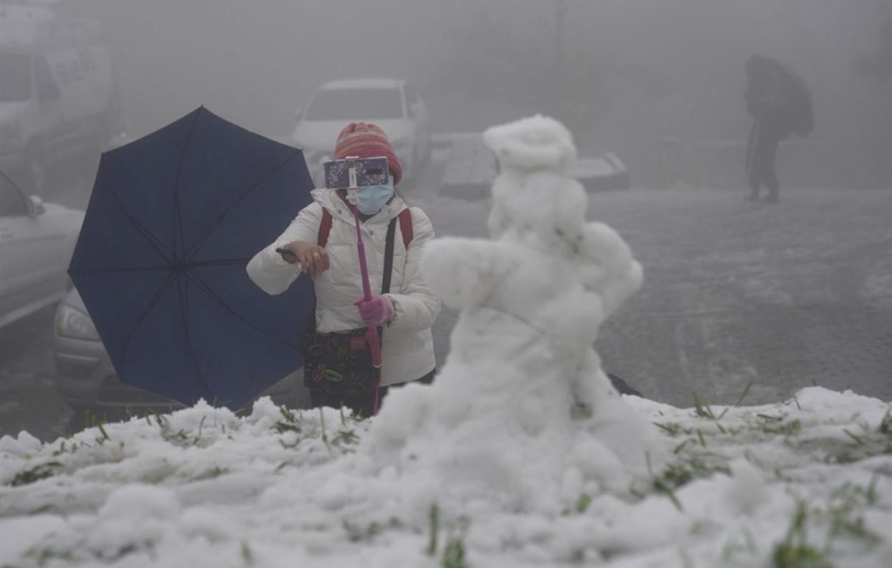 台湾多处山区下雪 民众蜂拥上山一睹银白世界