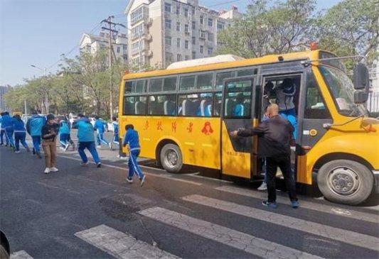 淄博博山區第六中學參加區春季校車應急演練活動