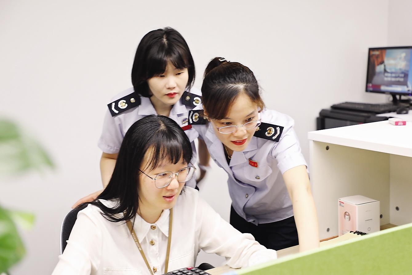 中国税务报图片新闻:指导申报开票