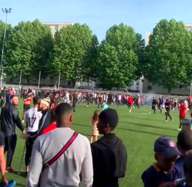 400个人围观非法足球赛还不戴口罩 这国政府急了