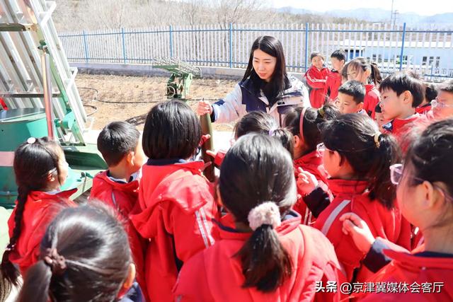 平泉市府前小学开展"探索气象奥秘 感受科学魅力"红领巾研学活动