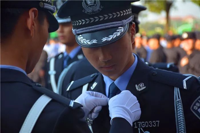 自毁人生的警院学员殴打保洁老太后父亲因病离世,家境困难,悲催