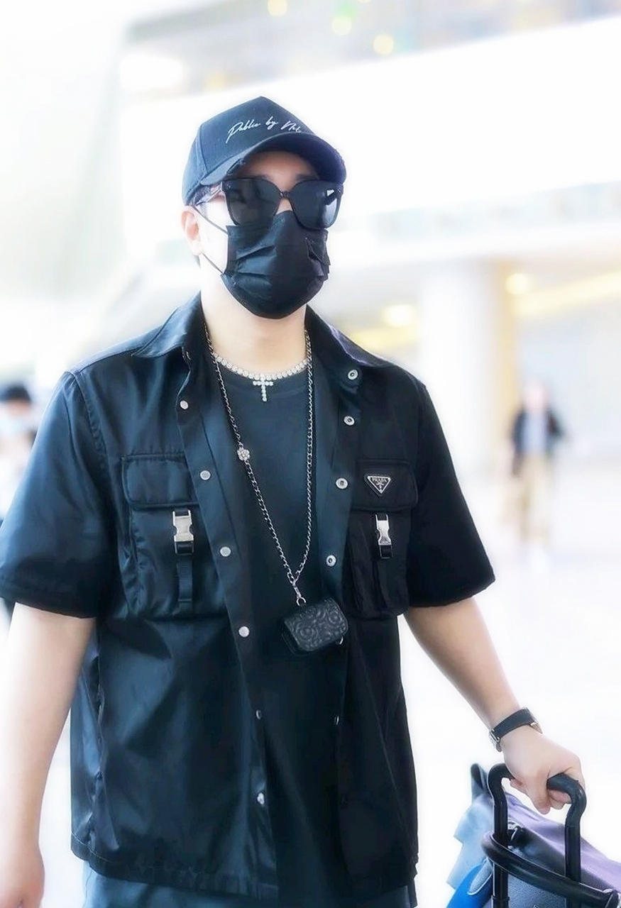 潘玮柏现身上海机场,身穿一身黑色西装,显得十分帅气,也很有大明星的