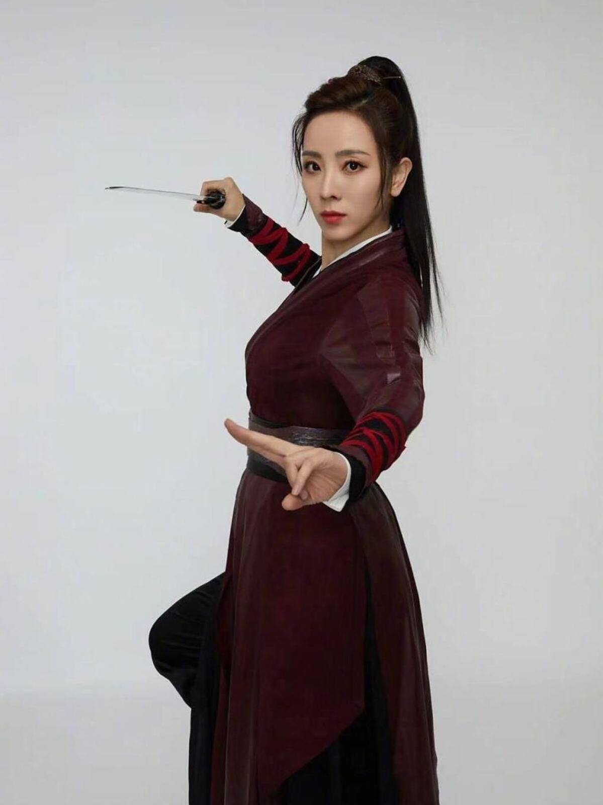 李思思的古装造型真养眼,气质高贵大气,看着还挺新潮