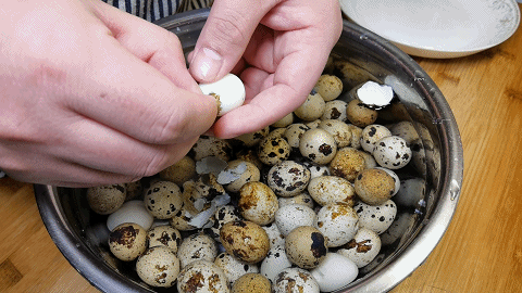 鹌鹑蛋不要只煮着吃,简单拌一拌,百吃都不厌,好吃到停不下来