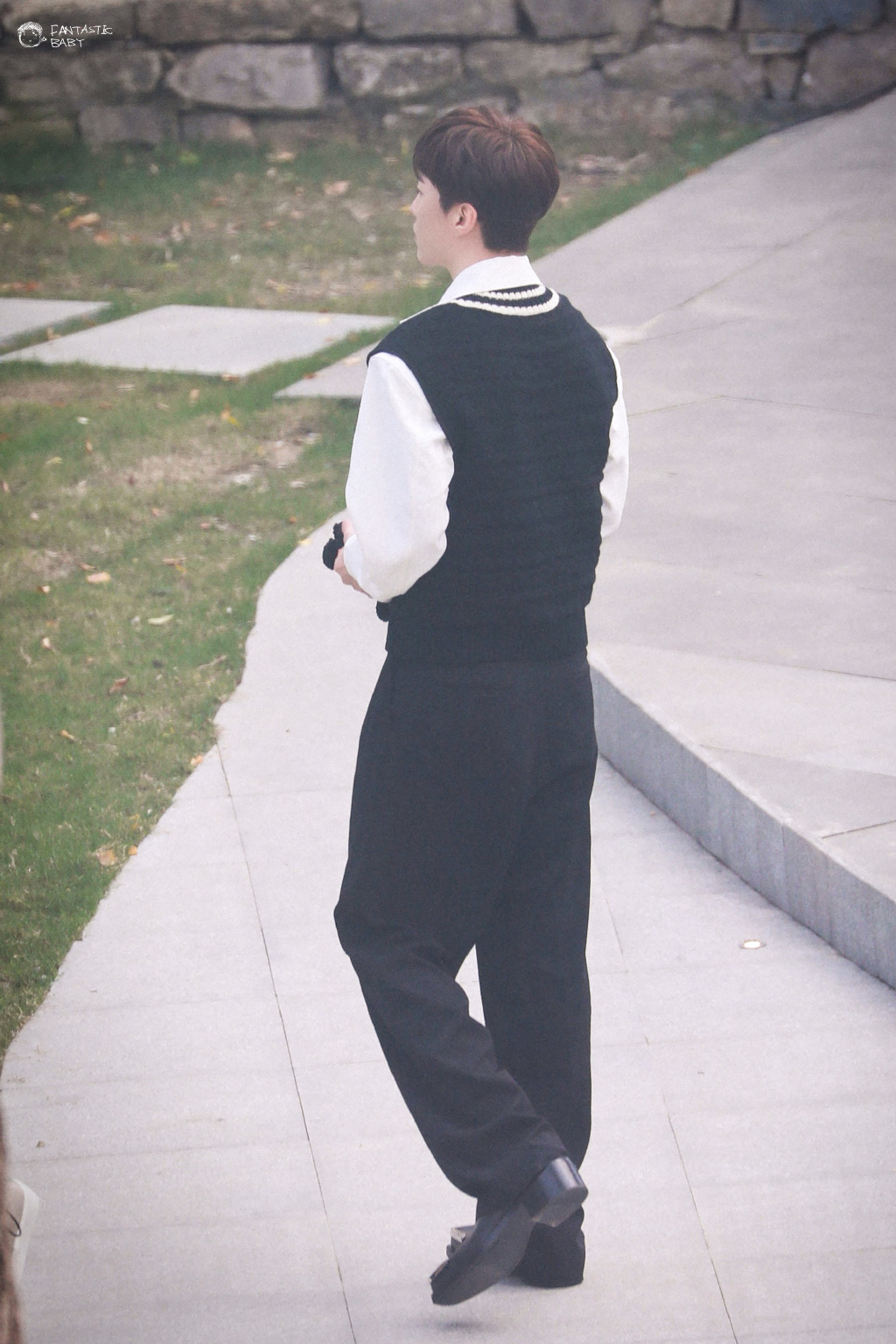 范丞丞一身学院风现身节目路透 顺毛学长给我们看看正面好嘛!