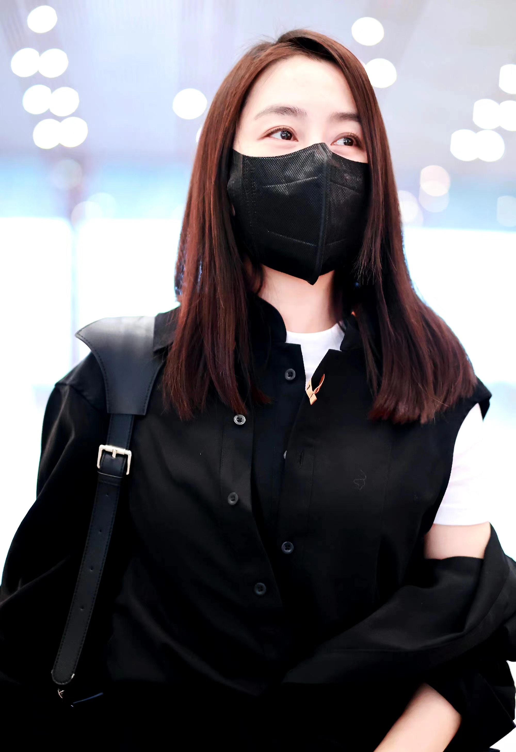 马苏现身机场,一身黑色装扮休闲随性,短袖配马甲很时髦!