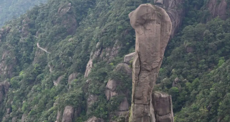 三清山巨蟒峰高多少米