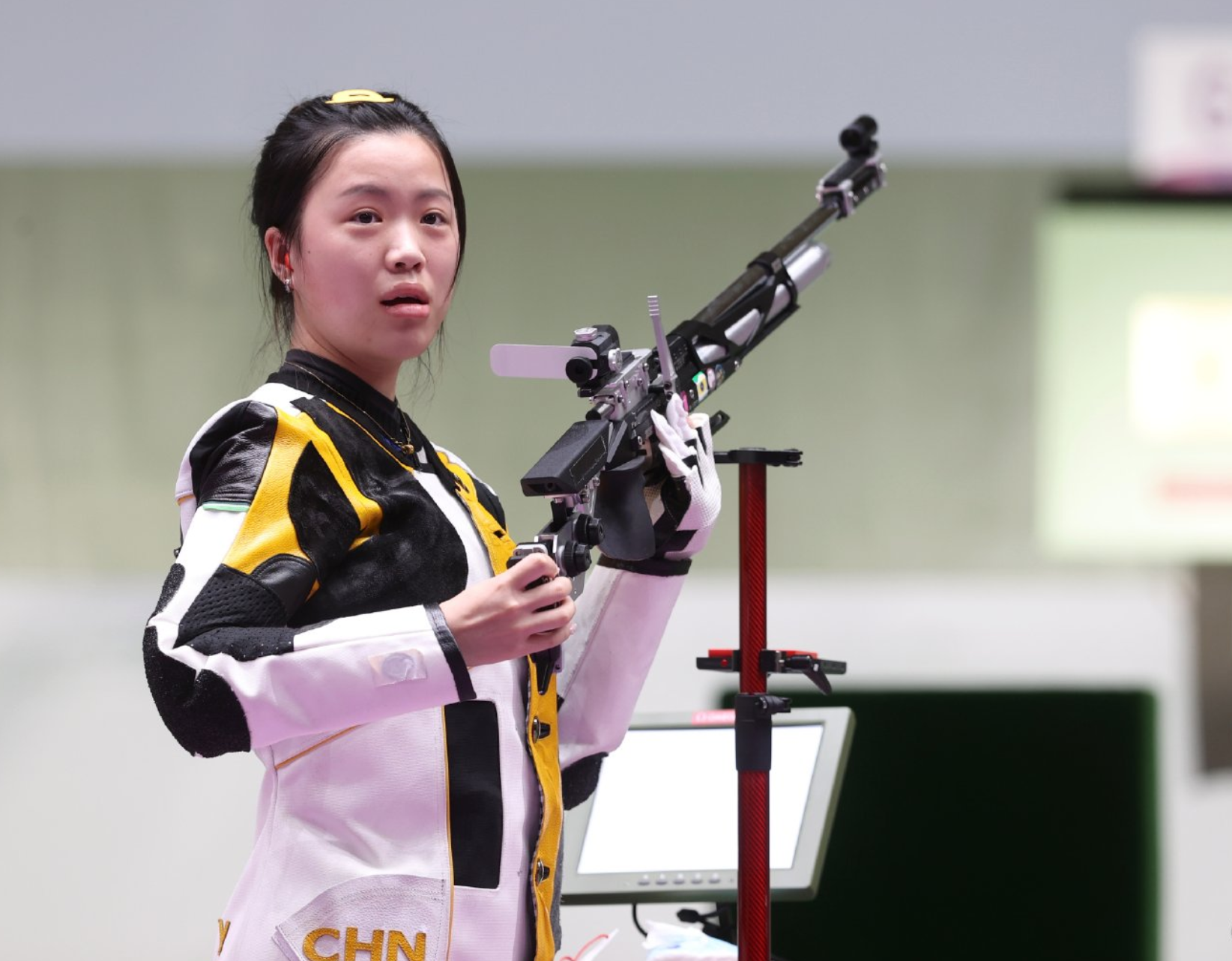 清华学霸杨倩奥运夺冠后,却被某导演抨击,网友反击让他公开道歉