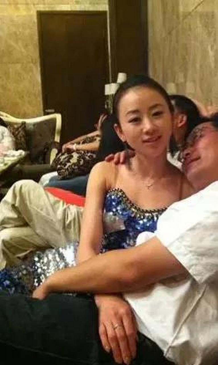 美女主持纪英男,被局长拱了4年,每次都要吃药方便他内泻.